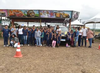 Usina Santa Maria, PRF e iniciativa privada promovem em Teixeira de Freitas ação social para alunos da Escola Silvete de Medeiros Neto 