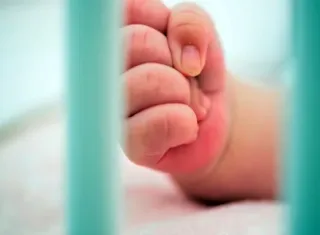 “Vai pro inferno”: adolescente de 15 anos é flagrada agredindo o filho de 5 meses em Medeiros Neto