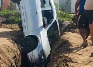 Valeta aberta na rua provoca três acidentes em menos de um dia em Teixeira de Freitas