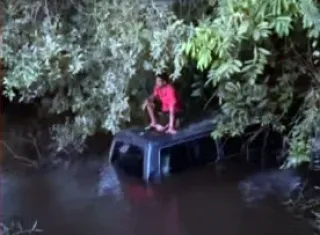 Van escolar com 11 estudantes cai em rio após falha nos freios na Bahia