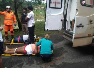 Van perde freio, cai em lagoa e deixa 14 feridos em Brumadinho