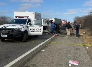 Van que transportava pacientes com câncer bate de frente com caminhonete e deixa seis mortos