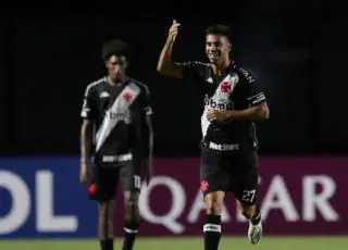 Vasco perde pênalti, mas bate Caracas no fim pela Sul-Americana