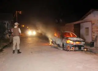 Veículo é incendiado em Medeiros Neto durante a madrugada