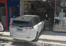 Veículo invade loja no centro de Teixeira de Freitas e causa danos materiais