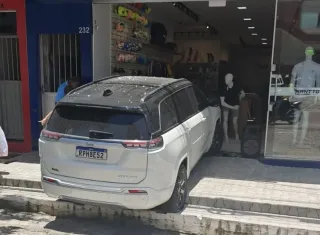 Veículo invade loja no centro de Teixeira de Freitas e causa danos materiais