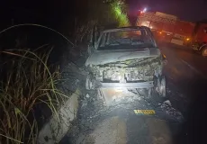 Veículo pega fogo na BR-101 em Teixeira de Freitas, mas ocupantes saem ilesos