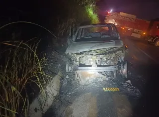 Veículo pega fogo na BR-101 em Teixeira de Freitas, mas ocupantes saem ilesos