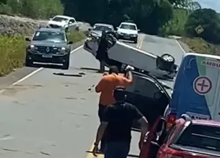 Veículo perde controle após estouro de pneu e capota na BA-290