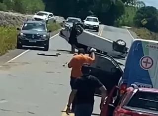 Veículo perde controle após estouro de pneu e capota na BA-290