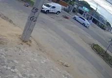 Veja o vídeo - Motociclista fica gravemente ferido em acidente na Avenida Getúlio Vargas, em Teixeira de Freitas