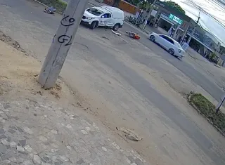 Veja o vídeo - Motociclista fica gravemente ferido em acidente na Avenida Getúlio Vargas, em Teixeira de Freitas