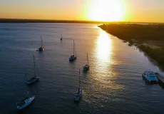 "Velas em Caravelas": Um espetáculo de 70 veleiros ancorados enfeitam as águas