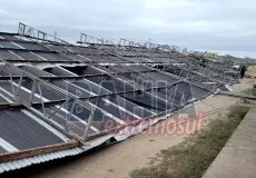 Vendaval causa destruição em galpão e derruba postes no bairro Eixo Sul, em Teixeira de Freitas