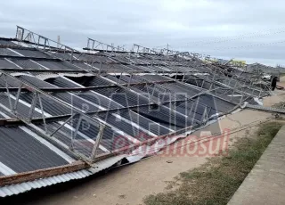 Vendaval causa destruição em galpão e derruba postes no bairro Eixo Sul, em Teixeira de Freitas