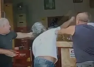 Vereador de Medeiros Neto sai na porrada com fotógrafo e vídeo viraliza nas redes sociais