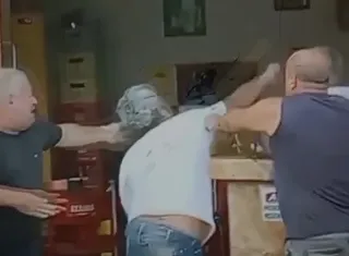 Vereador de Medeiros Neto sai na porrada com fotógrafo e vídeo viraliza nas redes sociais