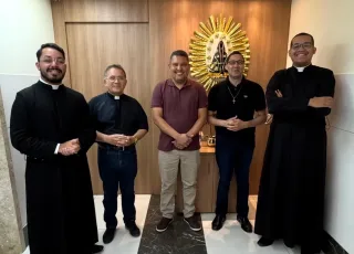 Vereador Jonatas Santos participa de reunião com padres e confirma Padre Alessandro Campos no Hosana Teixeira 2026