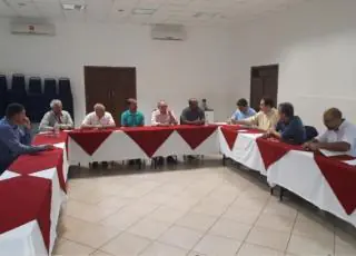 Vereadores de Nova Viçosa se reúnem com representantes Fíbria para discutir lama na praia