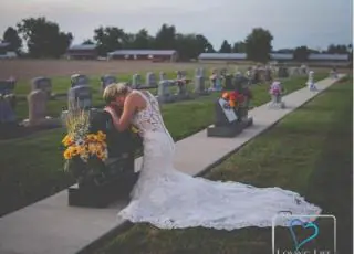 Vestida de noiva, jovem vai a túmulo de bombeiro no dia em que iriam se casar