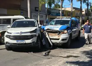 Viatura da Polícia Civil se envolve em acidente no centro de Teixeira, Veja o vídeo