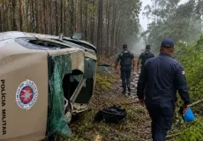 Viatura da Polícia Militar capota na BA-275 e deixa policiais feridos em Belmonte