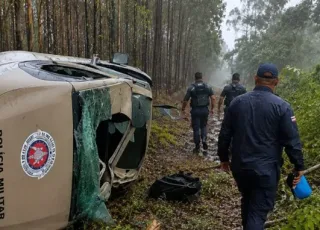 Viatura da Polícia Militar capota na BA-275 e deixa policiais feridos em Belmonte