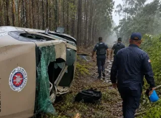 Viatura da Polícia Militar capota na BA-275 e deixa policiais feridos em Belmonte
