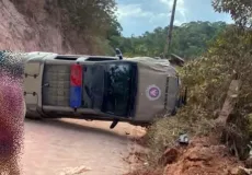 Viatura do 28º BPM capota em trecho da BA-001, em Porto Seguro