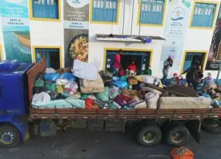 Vídeo - 3 toneladas arrecadadas pela população de Caravelas são doadas para famílias atingidas pelas chuvas em Prado