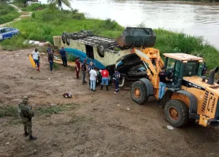 Vídeo - Cinco mortos em acidente de ônibus  BA-270 entre Itapetinga e Potiraguá 