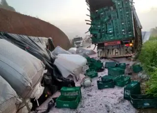 Vídeo - Acidente com duas carretas e um caminhão baú  interdita a BR 101 próximo a Itabela
