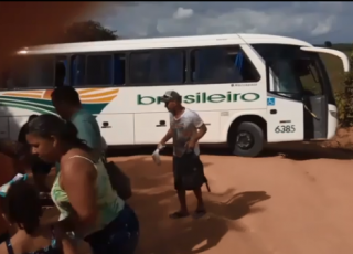 Vídeos -Acidente com ônibus da Brasileiro no interior de Guaratinga por pouco não termina em tragédia