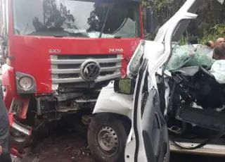 Vídeo - Acidente entre caminhonete e caminhão mata homem e deixa outra pessoa ferida na BR-101
