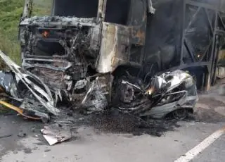 Vídeo -Acidente entre carreta cegonha e veículo de passeio deixa dois mortos e vários carros destruídos na BR 116 na Bahia