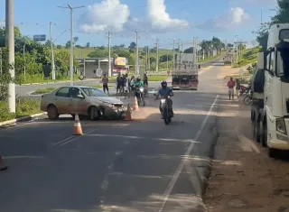 Vídeo - Acidente entre carreta e Siena é registrado na BA 290, em Medeiros Neto