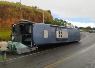 BR 101 - Acidente entre ônibus e veículo de passeio deixa um morto; veículo ficou completamente destruído
