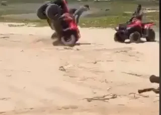 Vídeo Acidente entre quadriciclos deixa homem ferido na praia de Guaratiba