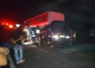 Vídeo -Acidente entre Van e ônibus deixa 04 mortos e 10 feridos no interior da Bahia