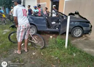 Vídeos -Acidente espetacular - Motorista passa com um Uno debaixo de três carretas e se choca contra o muro do SAMU em Itabatã