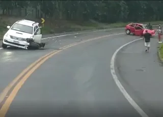 Vídeo - Acidente na BR 101 deixa homem preso às ferragens; ele foi socorrido para o hospital 