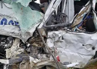 Vídeo -Oito pessoas morreram em acidente entre uma Van e uma  Carreta  na Bahia