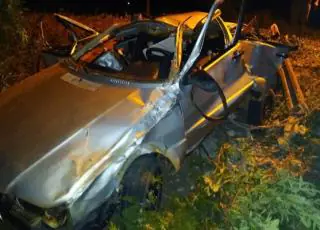 Vídeo -Adolescente de 15 anos perde o controle da direção, bate em poste, acaba com o carro e a vida em Itamaraju