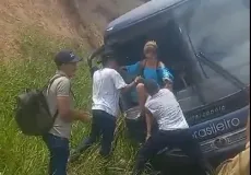 Vídeo - Após ônibus da Brasileiro bater em barranco passageiros são resgatados pelo para-brisa 