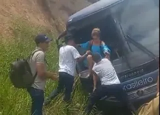 Vídeo - Após ônibus da Brasileiro bater em barranco passageiros são resgatados pelo para-brisa 