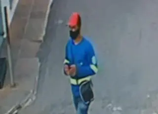 Vídeo - Bandido com uniforme da Coelba assalta clínica no centro de Medeiros Neto