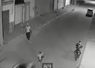 Vídeo - Bebê morre após ser atropelado por carro em alta velocidade em Vitória da Conquista