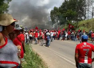 Vídeo - BR 101 é fechada em Teixeira de Freitas em ato pró Lula