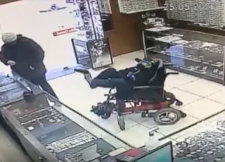 Vídeo - Cadeirante mudo e com paralisia tenta assaltar joalheria segurando a arma com os pés