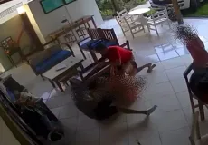 Vídeo - Câmera de segurança flagra homem agredindo tia de 58 anos em Porto Seguro